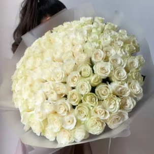 Букет из 31 очаровательных белых роз